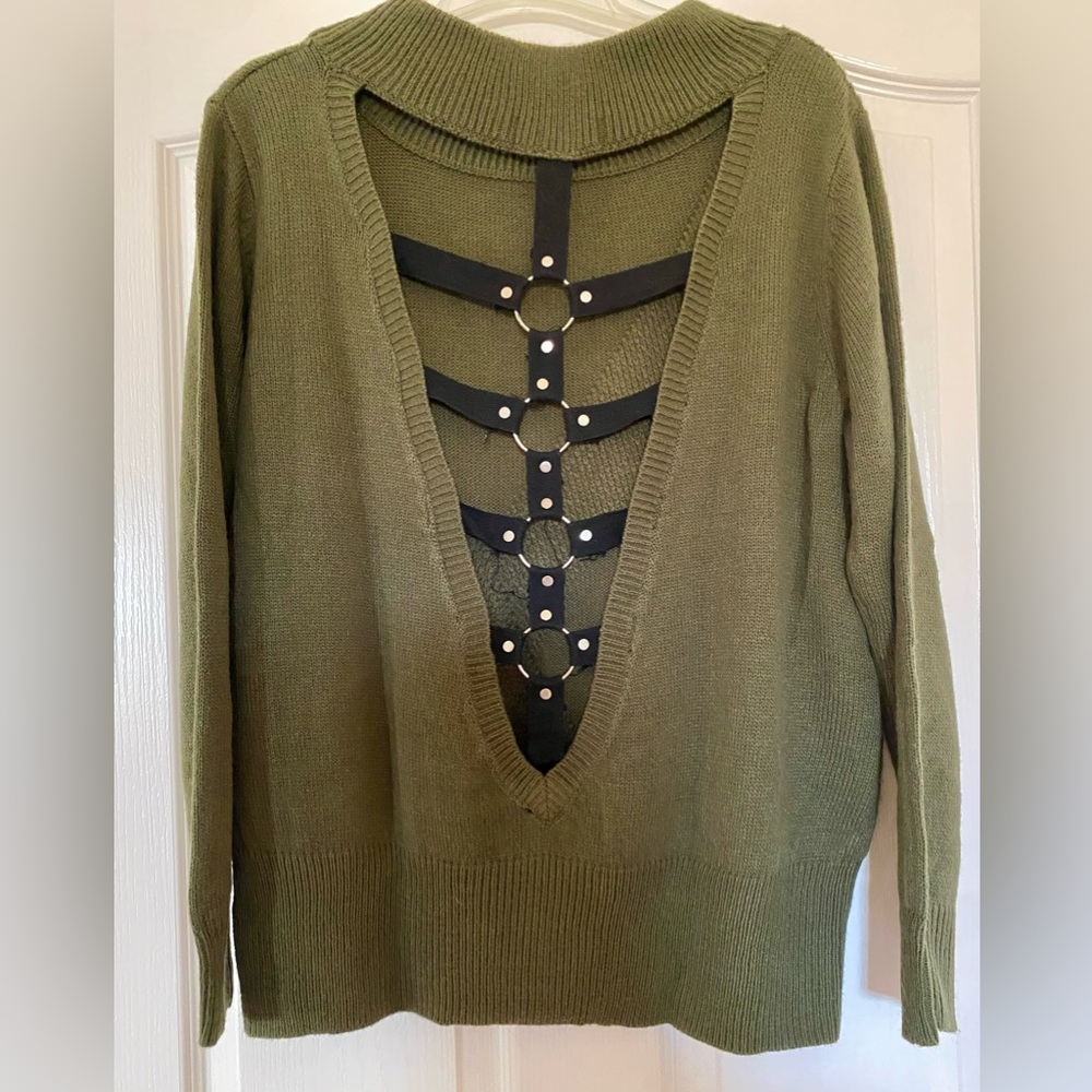 NEW PRICE‼️✨Cut-out back detail B. Original hunter green sweater in size Sm/M.✨